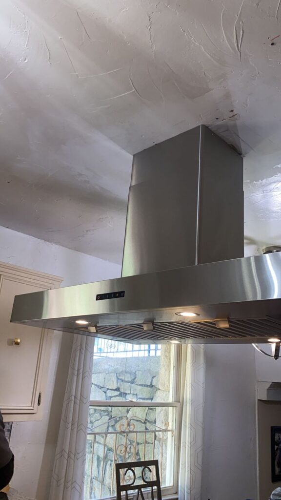 Island hood suspended from the ceiling — Result